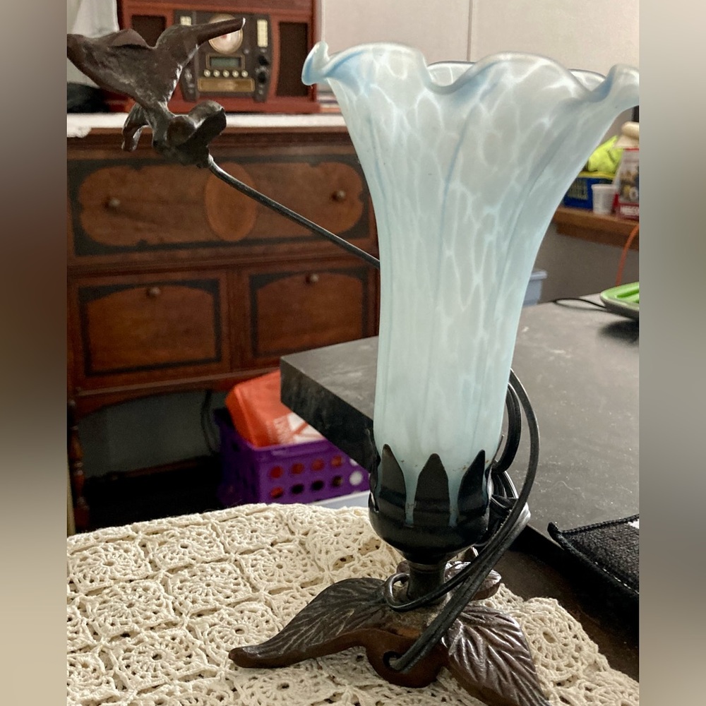 VINTAGE HUMMINGBIRD LIGHT IN EXCELLENT USED CONDITION.  IDEAL FOR BEDROOM.
